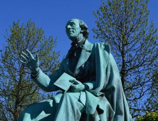 hans-christian-andersen-2251330_1280A