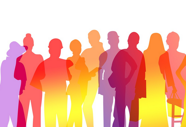 Viele Menschen stehen zusammen. Es sind alte und junge Menschen, Männer und Frauen. Sie sind als farbige Schatten-Figuren zu sehen.